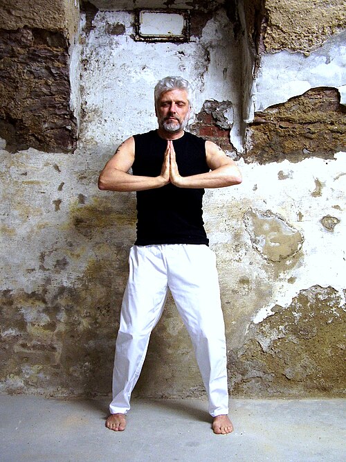 Muž, který dělá klidnou meditační praxi uvnitř